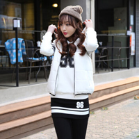 白色卫衣配马甲穿搭指南：打造休闲时尚造型-美派服饰网