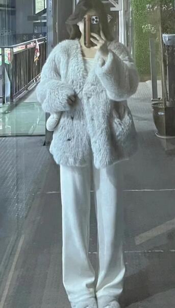 短款毛毛外套搭配指南：5种时尚造型轻松驾驭-美派服饰网(图3)