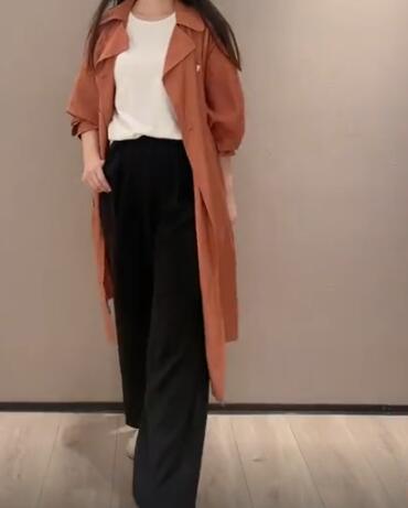 橙色风衣搭配技巧全攻略,轻松穿出时尚感-美派服饰网(图3) 橙色风衣搭配技巧全攻略,轻松穿出时尚感-美派服饰网(图3)