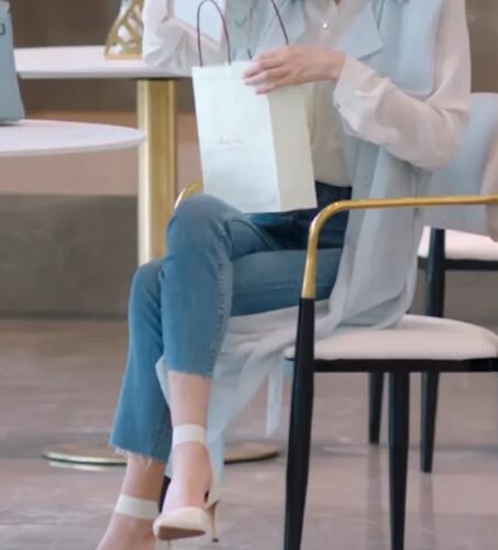 绑带高跟鞋搭配指南:连衣裙阔腿裤短裙穿搭技巧-美派服饰网(图4) 绑带高跟鞋搭配指南:连衣裙阔腿裤短裙穿搭技巧-美派服饰网(图4)