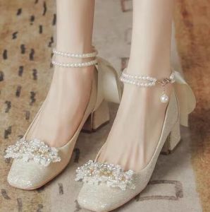 绑带高跟鞋搭配指南：连衣裙阔腿裤短裙穿搭技巧-美派服饰网