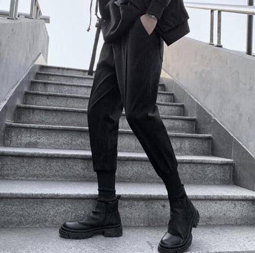 英伦风马丁靴搭配指南:裤装裙装穿搭技巧全解析-美派服饰网(图1) 英伦风马丁靴搭配指南:裤装裙装穿搭技巧全解析-美派服饰网(图1)