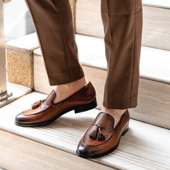 牛仔裤配棕色皮鞋穿搭指南:直筒紧身阔腿全解析-美派服饰网(图3) 牛仔裤配棕色皮鞋穿搭指南:直筒紧身阔腿全解析-美派服饰网(图3)