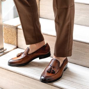 牛仔裤配棕色皮鞋穿搭指南：直筒紧身阔腿全解析-美派服饰网