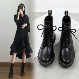 英伦风马丁靴搭配指南：裤装裙装穿搭技巧全解析-美派服饰网