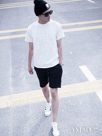 男生板鞋配短裤搭配指南：运动休闲时尚穿搭技巧-美派服饰网(图1)