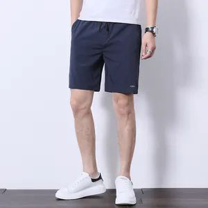 男生板鞋配短裤搭配指南：运动休闲时尚穿搭技巧-美派服饰网(图2)