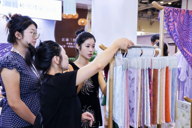 苏州锦达丝绸亮相十周年特展，非遗吴罗织造技艺焕发新活力-美派服饰网(图4)