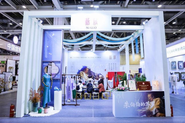 苏州锦达丝绸亮相十周年特展，非遗吴罗织造技艺焕发新活力-美派服饰网(图2)