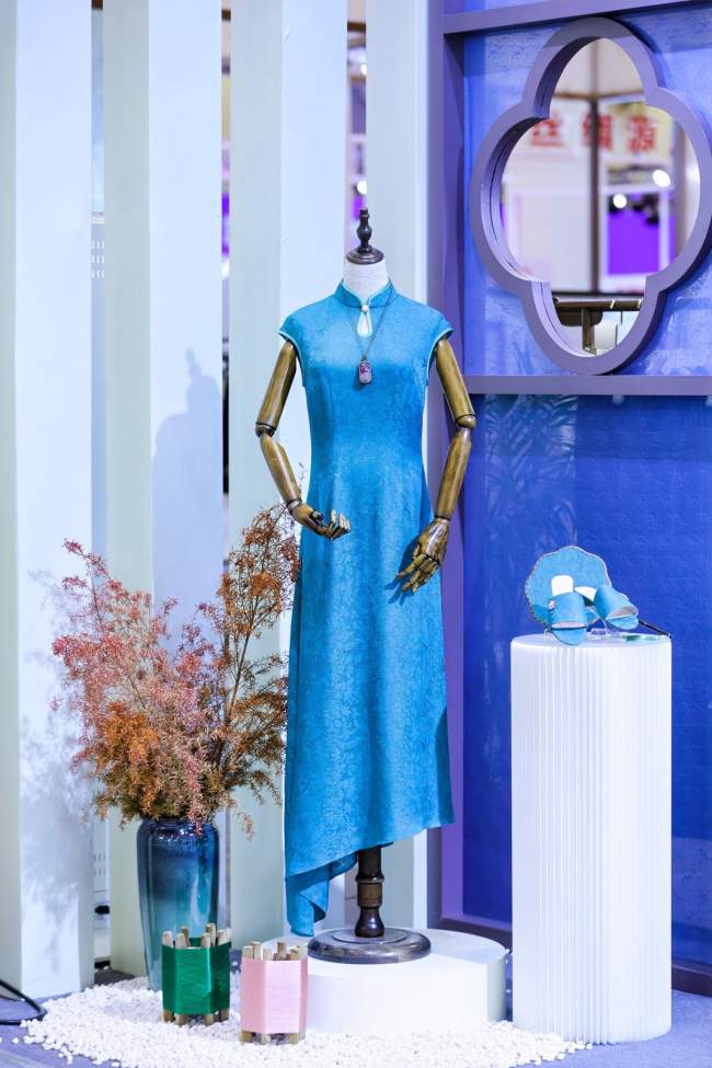 苏州锦达丝绸亮相十周年特展，非遗吴罗织造技艺焕发新活力-美派服饰网(图3)