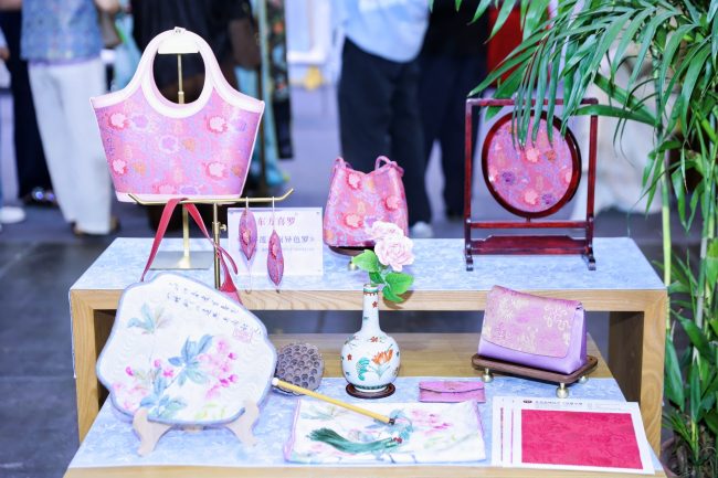 苏州锦达丝绸亮相十周年特展，非遗吴罗织造技艺焕发新活力-美派服饰网(图6)