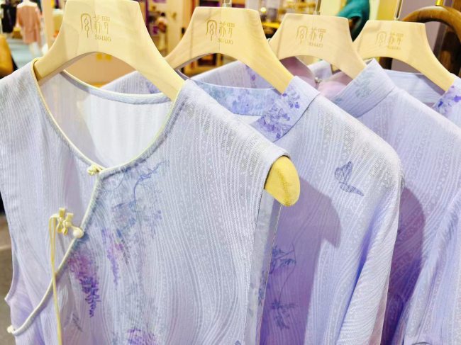 苏州锦达丝绸亮相十周年特展，非遗吴罗织造技艺焕发新活力-美派服饰网(图8)