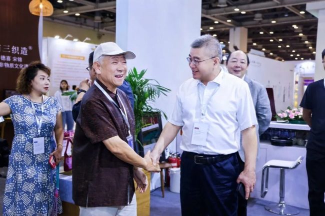 苏州锦达丝绸亮相十周年特展，非遗吴罗织造技艺焕发新活力-美派服饰网(图12)