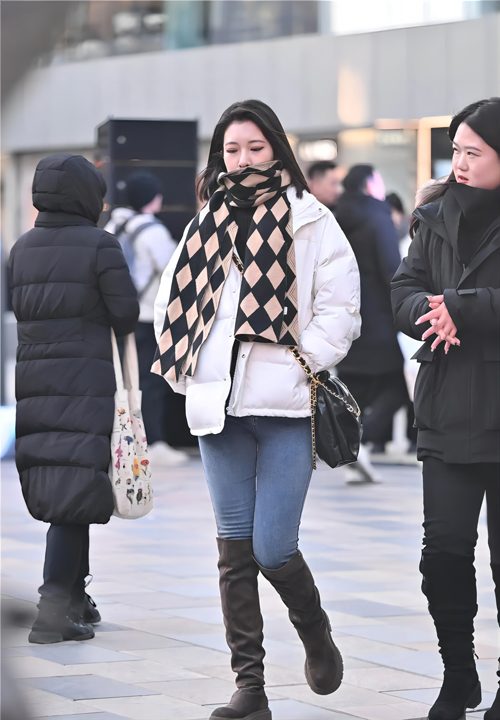 长靴配牛仔裤穿搭指南:6种上衣+3种配饰完美组合-美派服饰网(图2) 长靴配牛仔裤穿搭指南:6种上衣+3种配饰完美组合-美派服饰网(图2)