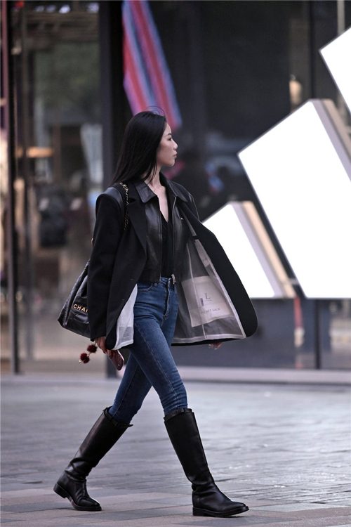 长靴配牛仔裤穿搭指南:6种上衣+3种配饰完美组合-美派服饰网(图3) 长靴配牛仔裤穿搭指南:6种上衣+3种配饰完美组合-美派服饰网(图3)