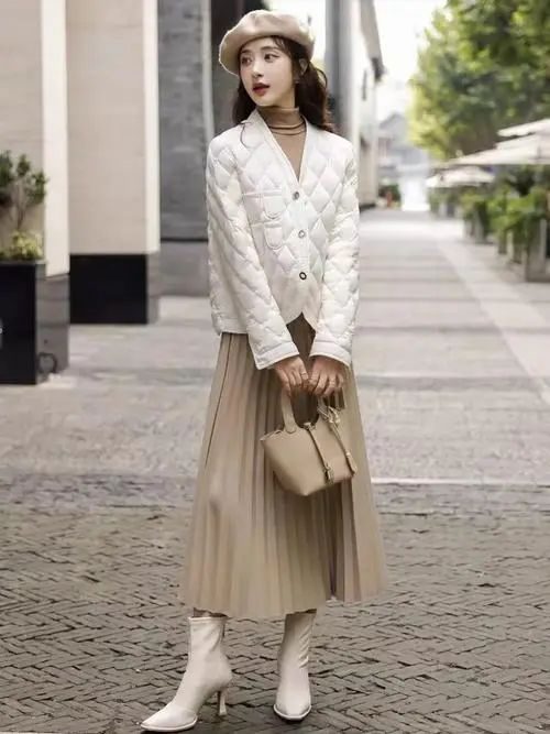 百褶长裙搭配指南:衬衫毛衣外套完美组合-美派服饰网(图2) 百褶长裙搭配指南:衬衫毛衣外套完美组合-美派服饰网(图2)