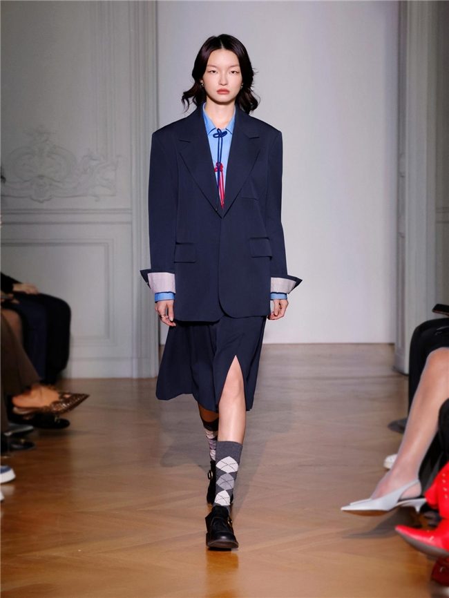 PSALTER诗篇20周年发布秀巴黎落幕 经典学院风重塑都市女性新姿态-美派服饰网(图7)