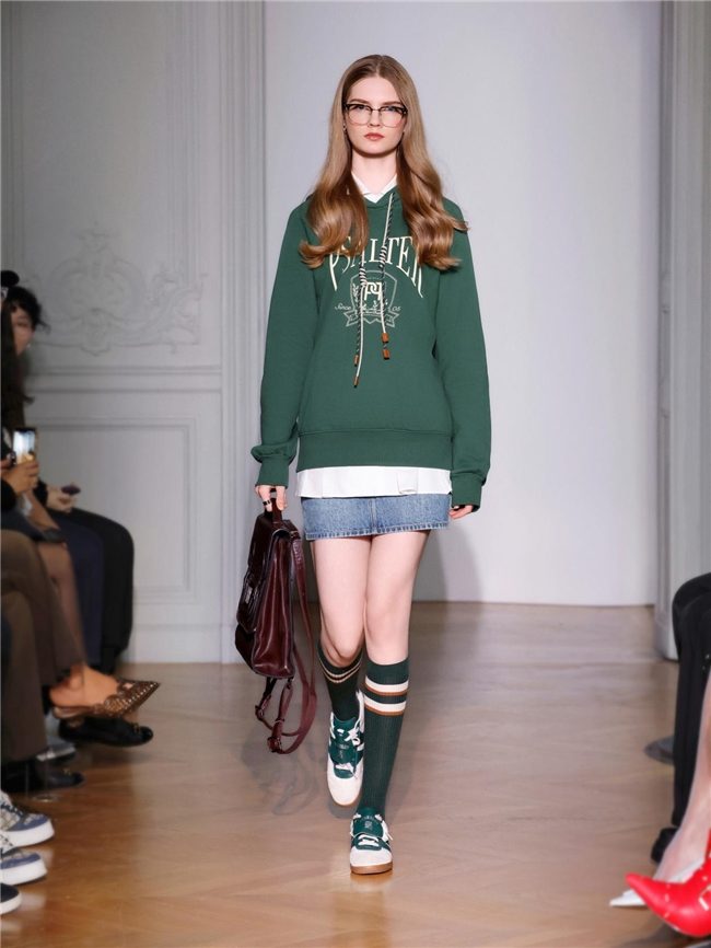 PSALTER诗篇20周年发布秀巴黎落幕 经典学院风重塑都市女性新姿态-美派服饰网(图5)