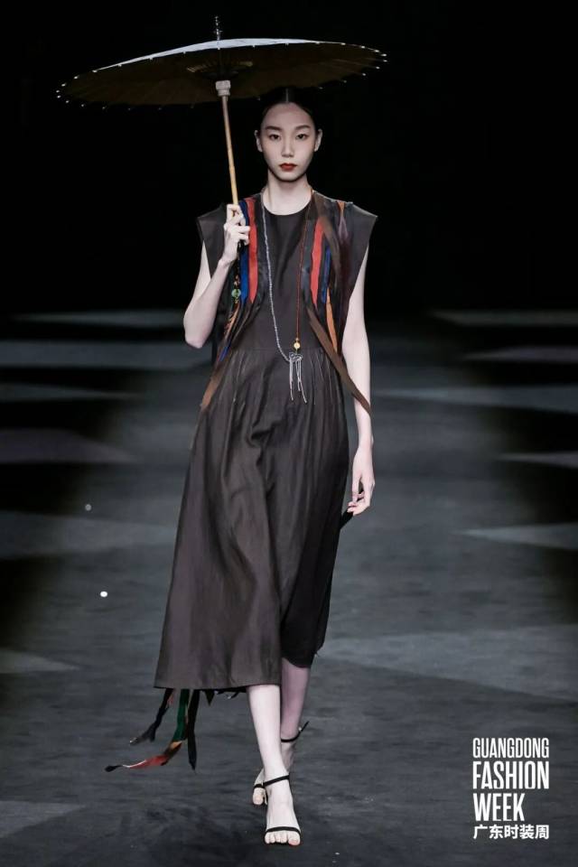 香云纱非遗技艺焕新绽放 传统面料走向日常时尚-美派服饰网(图6)