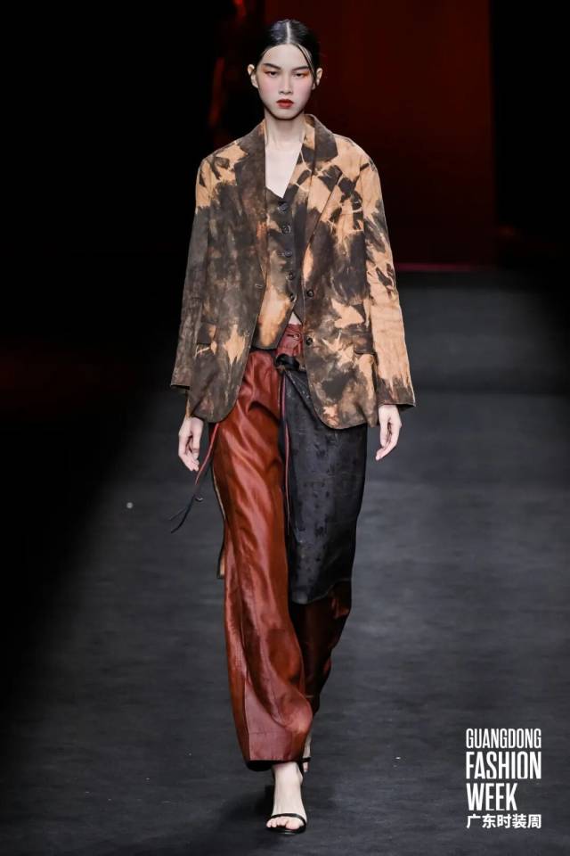 香云纱非遗技艺焕新绽放 传统面料走向日常时尚-美派服饰网(图7)