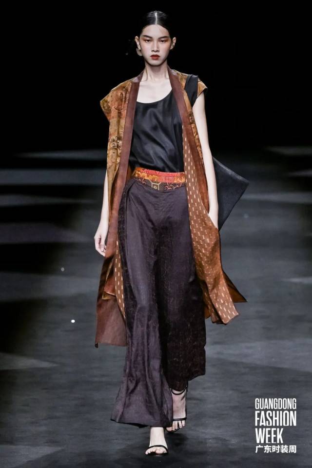 香云纱非遗技艺焕新绽放 传统面料走向日常时尚-美派服饰网(图9)