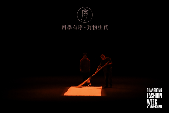 香云纱非遗技艺焕新绽放 传统面料走向日常时尚-美派服饰网(图2)