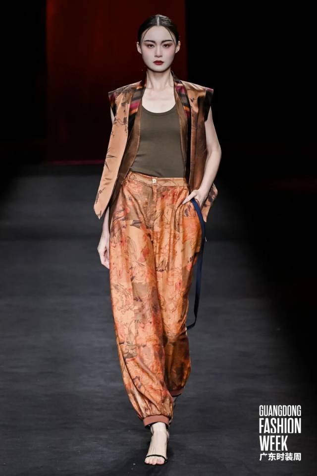 香云纱非遗技艺焕新绽放 传统面料走向日常时尚-美派服饰网(图3)