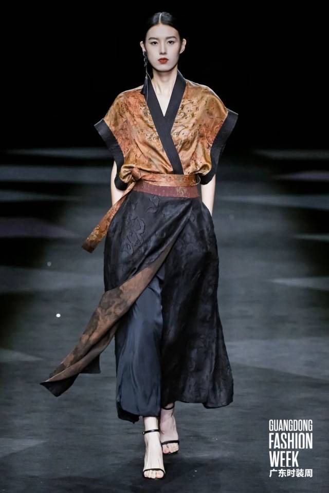 香云纱非遗技艺焕新绽放 传统面料走向日常时尚-美派服饰网(图11)