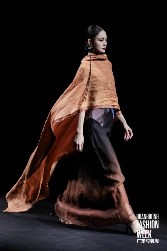 香云纱非遗技艺焕新绽放 传统面料走向日常时尚-美派服饰网(图12)