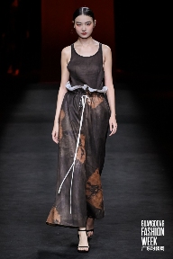 香云纱非遗技艺焕新绽放 传统面料走向日常时尚-美派服饰网(图14)