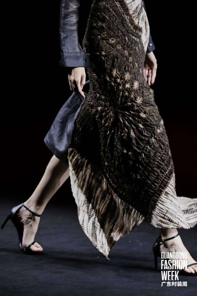 香云纱非遗技艺焕新绽放 传统面料走向日常时尚-美派服饰网(图16)