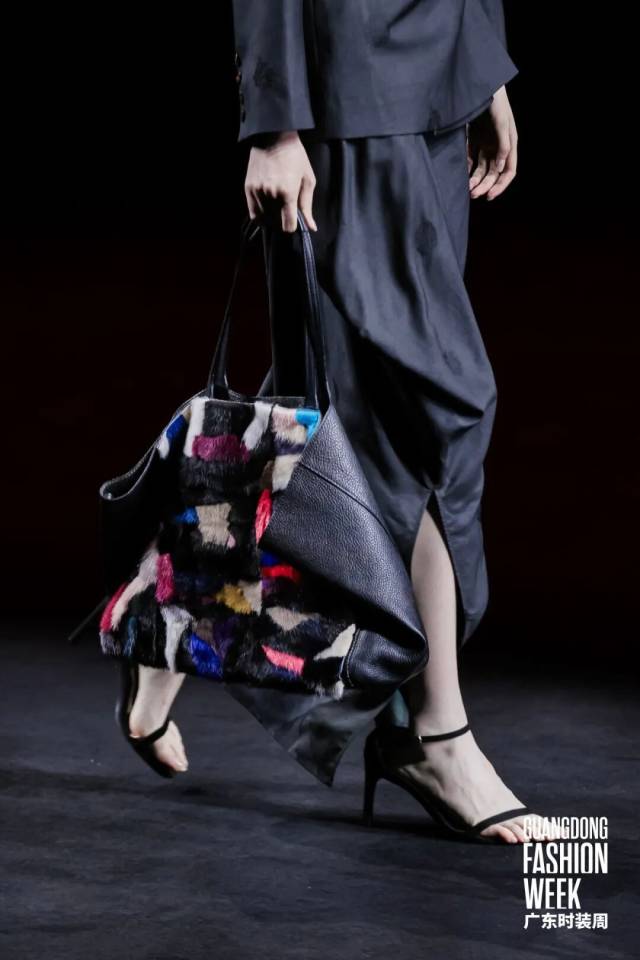 香云纱非遗技艺焕新绽放 传统面料走向日常时尚-美派服饰网(图19)