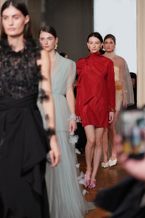 境中花映重塑时尚艺术 La Koradior巴黎大秀展现东西方美学交融-美派服饰网(图1)