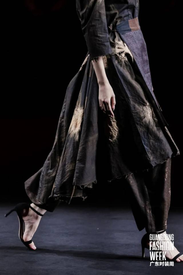 香云纱非遗技艺焕新绽放 传统面料走向日常时尚-美派服饰网(图17)