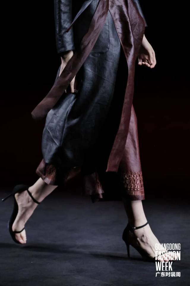 香云纱非遗技艺焕新绽放 传统面料走向日常时尚-美派服饰网(图22)