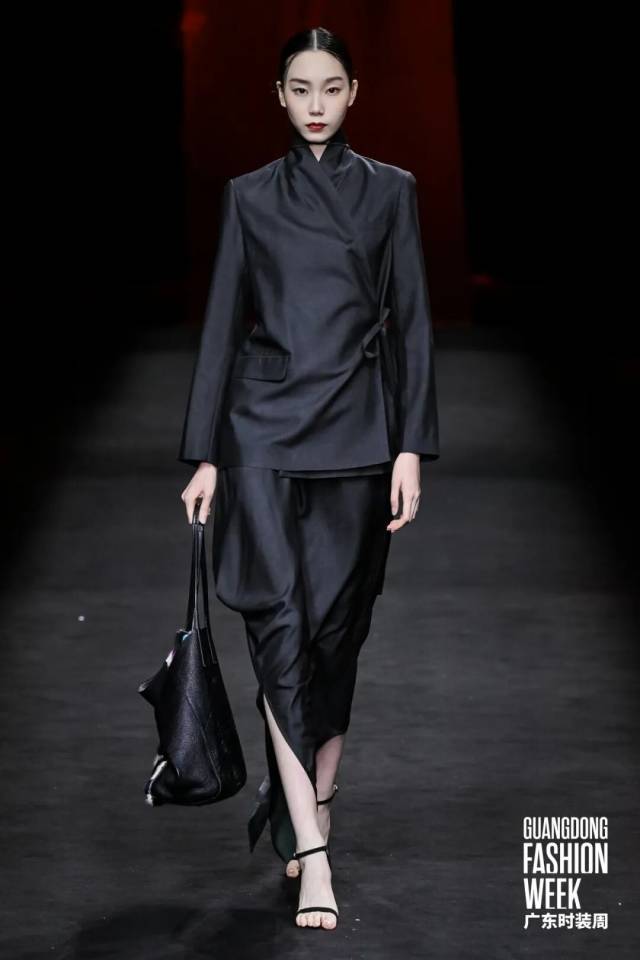 香云纱非遗技艺焕新绽放 传统面料走向日常时尚-美派服饰网(图18)