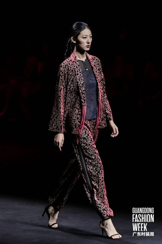 香云纱非遗技艺焕新绽放 传统面料走向日常时尚-美派服饰网(图24)