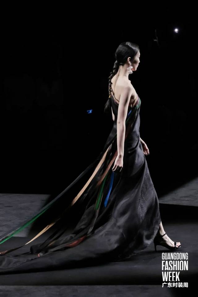 香云纱非遗技艺焕新绽放 传统面料走向日常时尚-美派服饰网(图27)