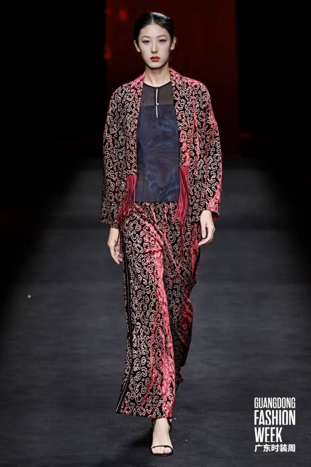 香云纱非遗技艺焕新绽放 传统面料走向日常时尚-美派服饰网(图25)