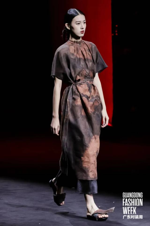 香云纱非遗技艺焕新绽放 传统面料走向日常时尚-美派服饰网(图31)