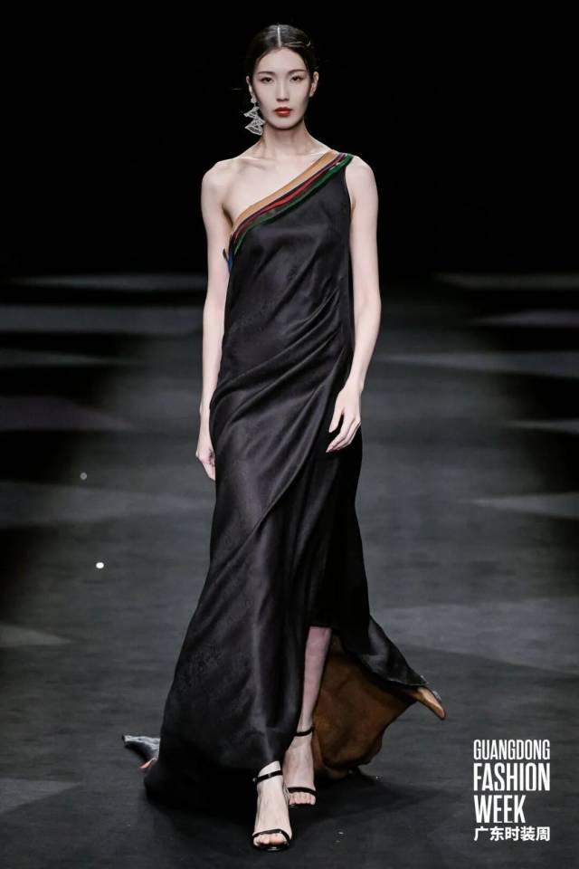 香云纱非遗技艺焕新绽放 传统面料走向日常时尚-美派服饰网(图28)