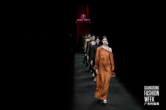 香云纱非遗技艺焕新绽放 传统面料走向日常时尚-美派服饰网(图33)