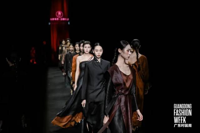 香云纱非遗技艺焕新绽放 传统面料走向日常时尚-美派服饰网(图34)