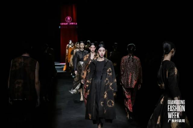 香云纱非遗技艺焕新绽放 传统面料走向日常时尚-美派服饰网(图35)