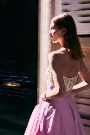 境中花映重塑时尚艺术 La Koradior巴黎大秀展现东西方美学交融-美派服饰网(图3)