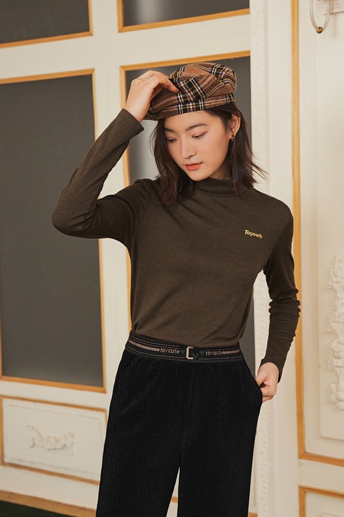 咖啡色T恤搭配什么颜色裤子好看 6种经典组合推荐-美派服饰网(图1)