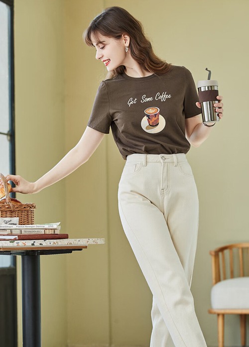 咖啡色T恤搭配什么颜色裤子好看 6种经典组合推荐-美派服饰网(图3)