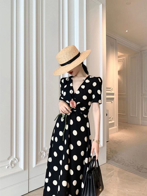 波点裙子搭配指南:衬衫针织衫穿搭技巧全解析-美派服饰网(图2) 波点裙子搭配指南:衬衫针织衫穿搭技巧全解析-美派服饰网(图2)