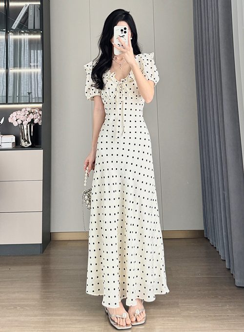 波点裙子搭配指南:衬衫针织衫穿搭技巧全解析-美派服饰网(图3) 波点裙子搭配指南:衬衫针织衫穿搭技巧全解析-美派服饰网(图3)