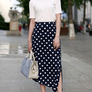 波点裙子搭配指南：衬衫针织衫穿搭技巧全解析-美派服饰网